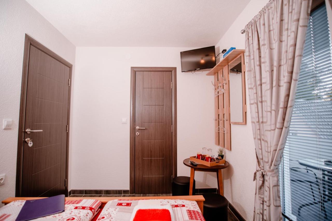 House Karakas Hotel Korenica Luaran gambar